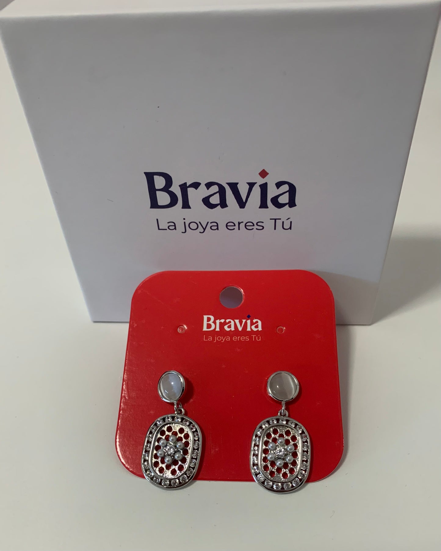 Pendientes Alargados Plateados con Perlas Blancas
