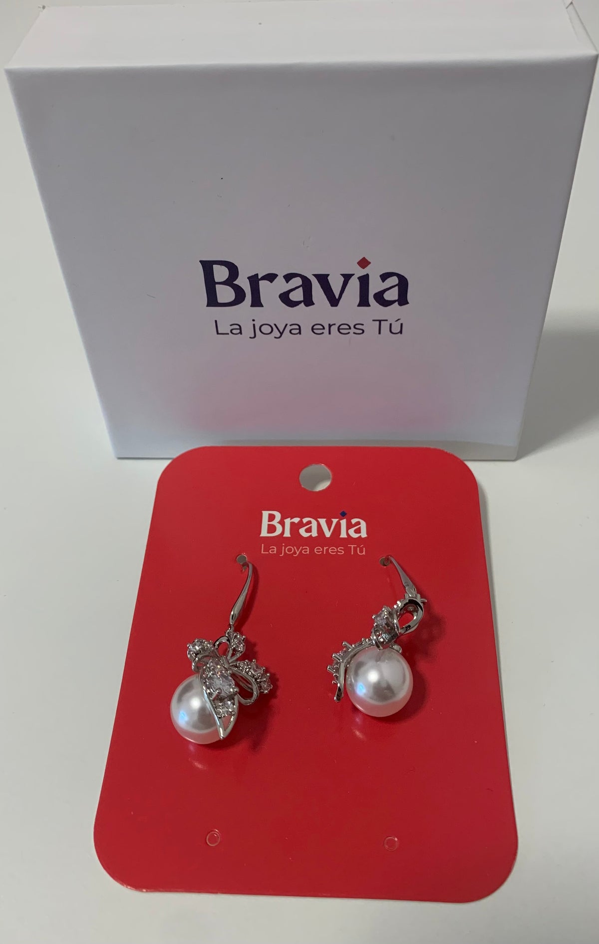 Pendientes Plateados con Perla Blanca – Elegancia Atemporal