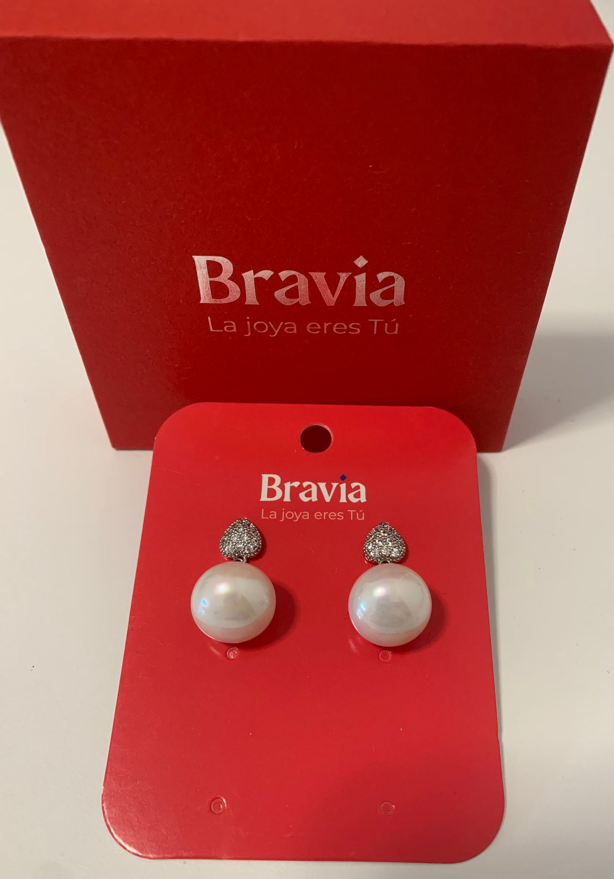 Pendientes Cortos Plateados con Perla Blanca – Estilo Elegante y Delicado