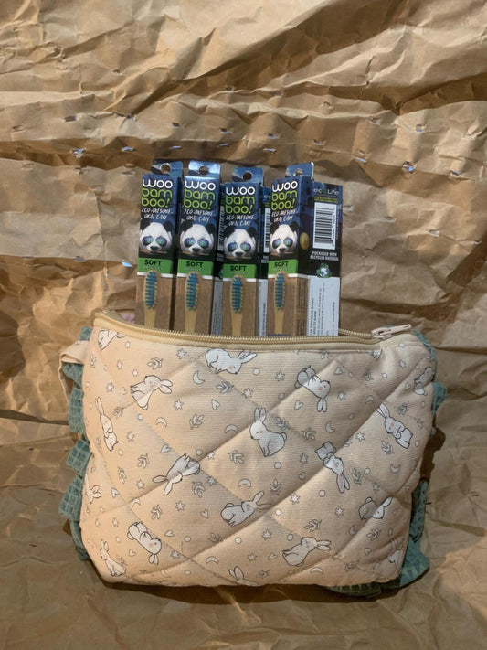 Pack Familiar Natural – Neceser Conejitos + 4 Cepillos de Bambú