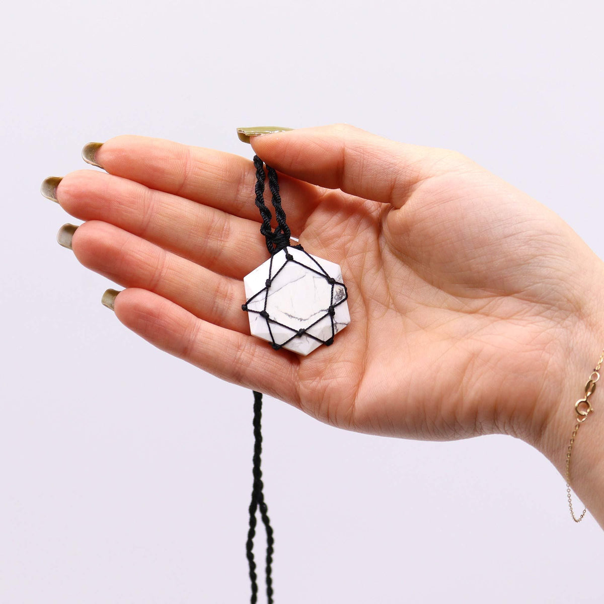 Colgante hexagonal de piedras preciosas entrelazada - Howlita blanca - Tienda Online de Productos Naturales y Ecológicos