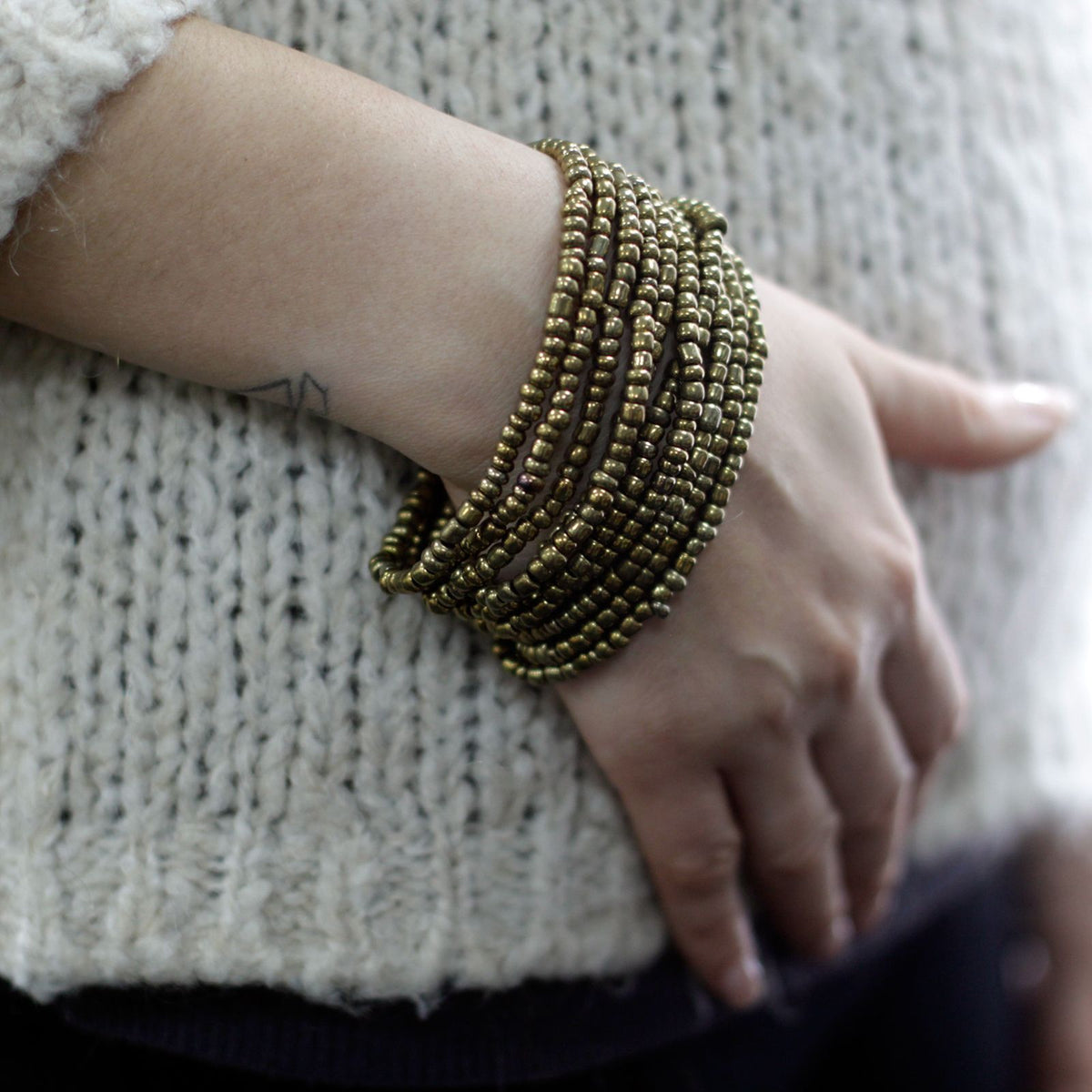 Brazalete de Cuentas Múltiples Cierre de Madera - Surtido de Oro/Bronce - Tienda Online de Productos Naturales y Ecológicos