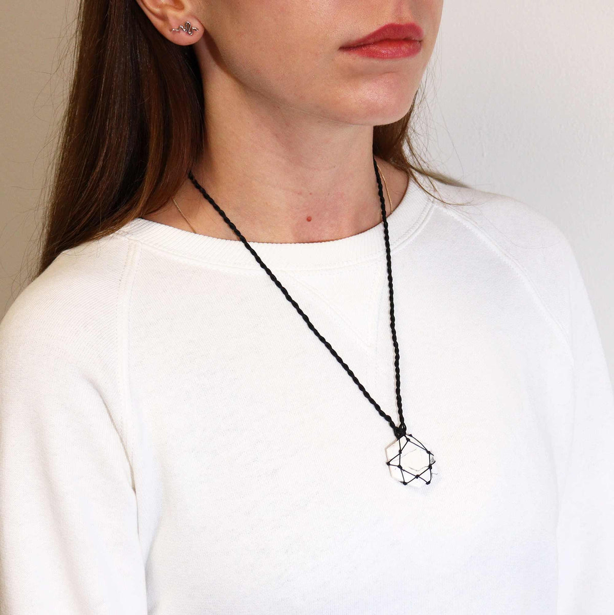 Colgante hexagonal de piedras preciosas entrelazada - Howlita blanca - Tienda Online de Productos Naturales y Ecológicos