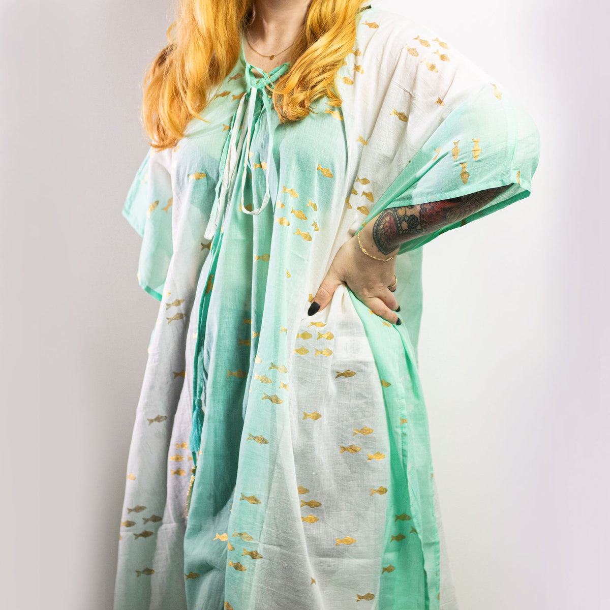 Colección Nómada Sari Mediterráneo - Kaftan - Diseño de Peces en Blanco, Turquesa y Oro - Tienda Online de Productos Naturales y Ecológicos