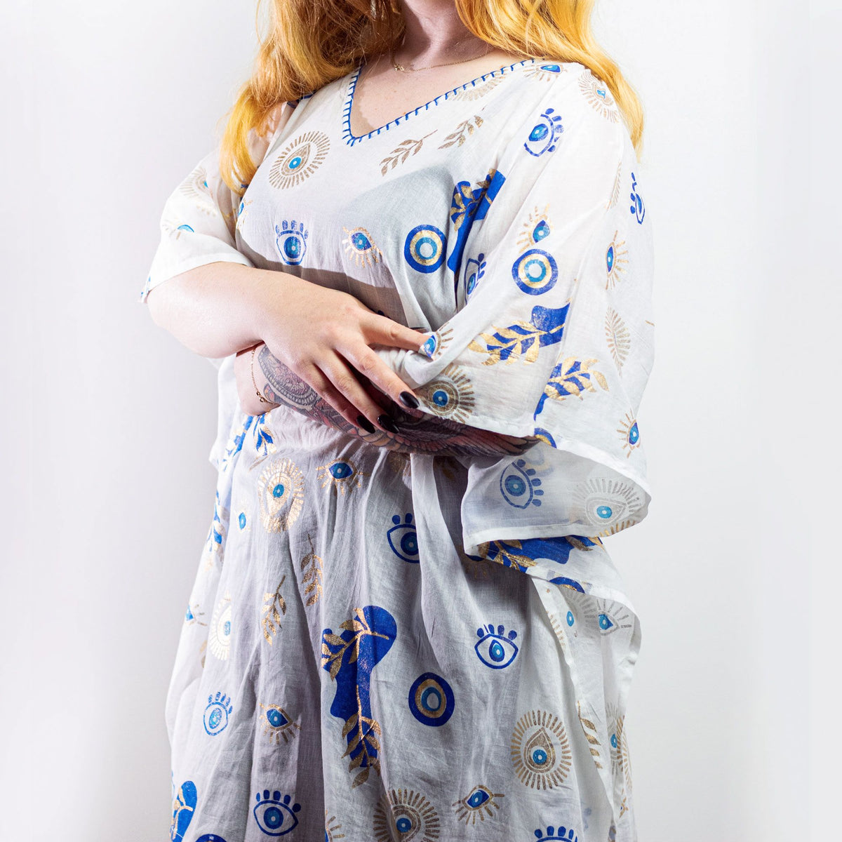 Colección Nómada Sari Mediterráneo - Kaftan - Diseño del Ojo Maligno en Blanco, Azul y Oro - Tienda Online de Productos Naturales y Ecológicos